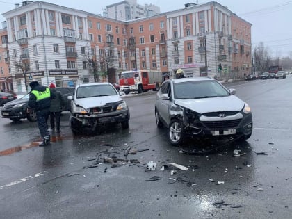 В Твери на площади Терешковой произошло ДТП с пострадавшими