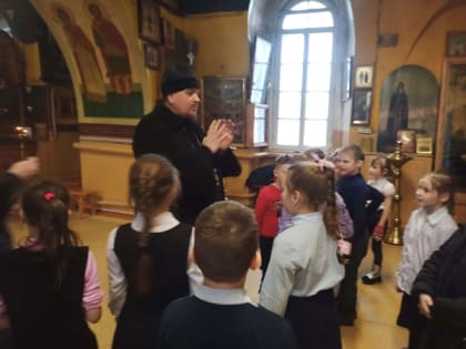 Юные краеведы из 1–й школы посетили Свято-Троицкий храм г. Бологое.