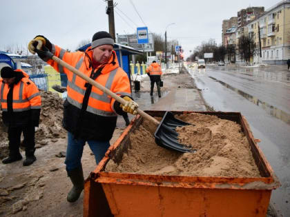 В Твери ведётся борьба со льдом на дорогах и тротуарах