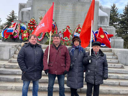 Коммунисты возложили цветы к Обелиску Победы в Ржеве в честь 80-летия со дня освобождения города от немецко-фашистских захватчиков