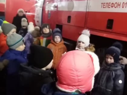 Воспитанники детского сада «Сказка» посетили с экскурсией пожарную часть г. Бологое.