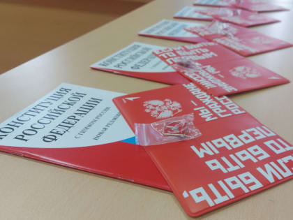 Бологовские школьницы получили свои первые паспорта накануне 8 марта