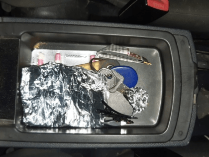 В Торжокском районе полицейские пресекли сбыт наркотиков в крупном размере