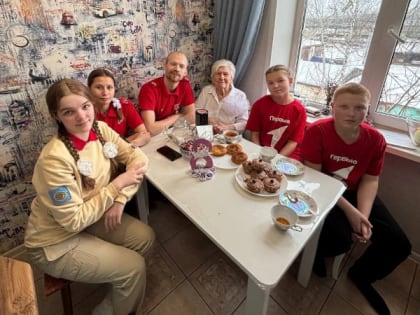 12-я школа продолжает добрую традицию, поздравляя с праздниками тех, кто много лет отдал школе и детям