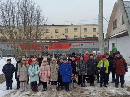 Бологовские железнодорожники провели познавательную экскурсию на вокзале города Бологое для учащихся МБОУ «СОШ №1».