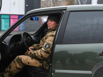 По поручению Губернатора Игоря Рудени танковому батальону «Волга» в зону СВО переданы новый автомобиль и зимняя экипировка