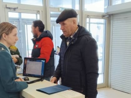 Специалисты инспекции проконсультировали посетителей торговых центров Бежецка по вопросам декларирования доходов
