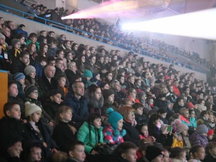 На Губернаторской новогодней ёлке в Твери около 1500 детей посмотрели ледовое шоу Ирины Слуцкой