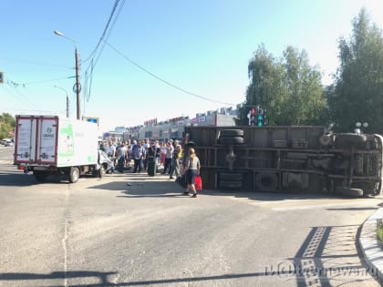 В Южном после аварии опрокинулся грузовик