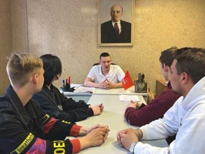 Коммунисты Тверской области изучают программную статью  Г.А. Зюганова "Сражаясь за Русский мир"