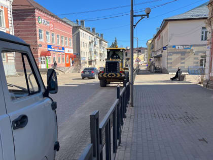 Подрядчик приводит город в порядок после зимы