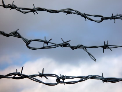 В Твери пьяный рецидивист выпроваживал ножом полицейского, вызванного его утихомирить, и заработал срок