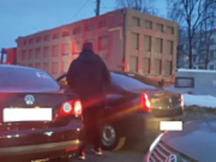 Два человека пострадали в тройном ДТП в Тверской области