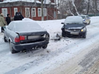 В Твери на площади Капошвара столкнулись три иномарки
