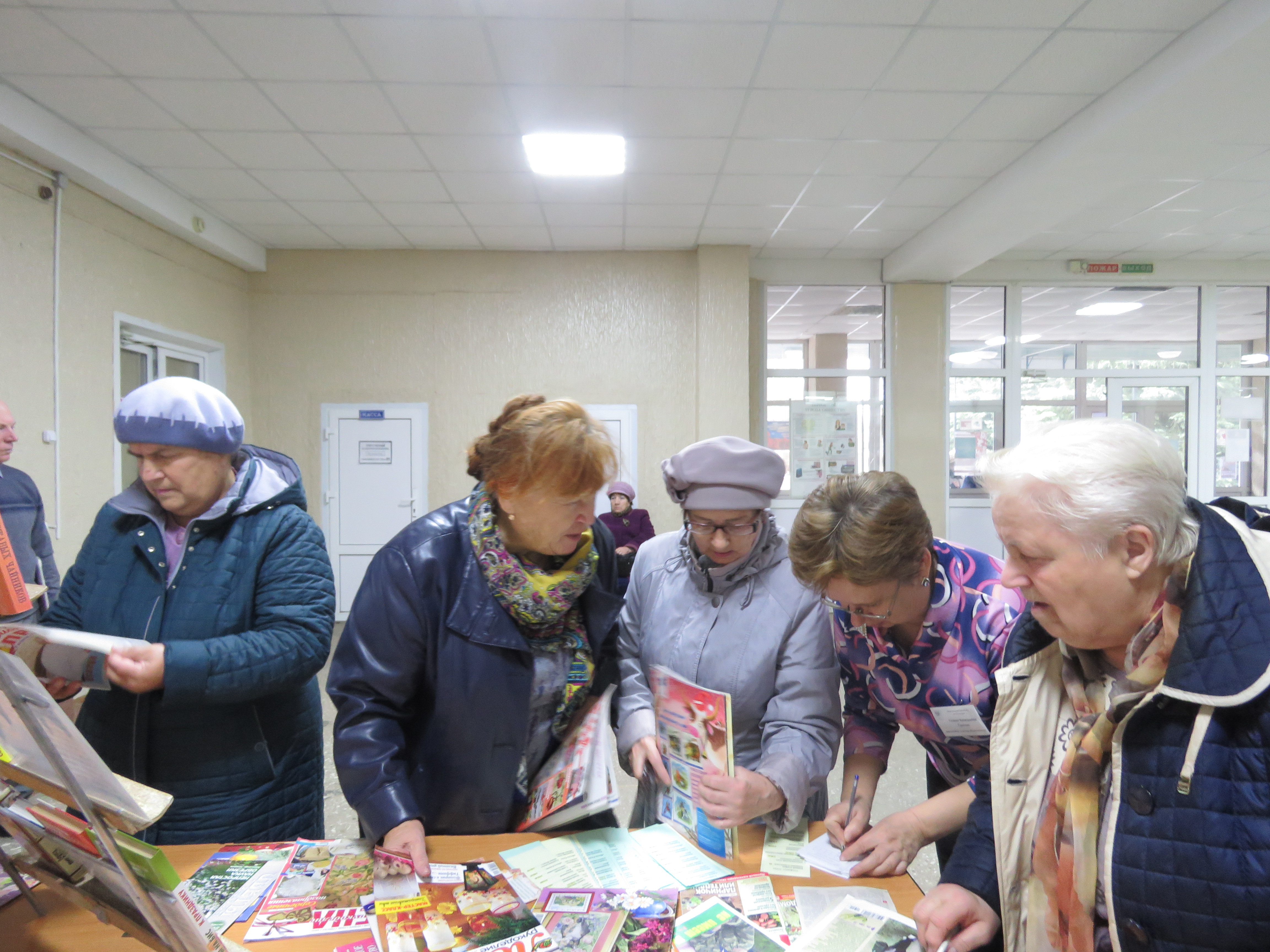 Пожилые библиотека. Пожилые люди в библиотеке. Пожилые люди в библиотеке картинки. Международный день пожилых людей фото. Фото с дня пожилого человека в библиотеке.