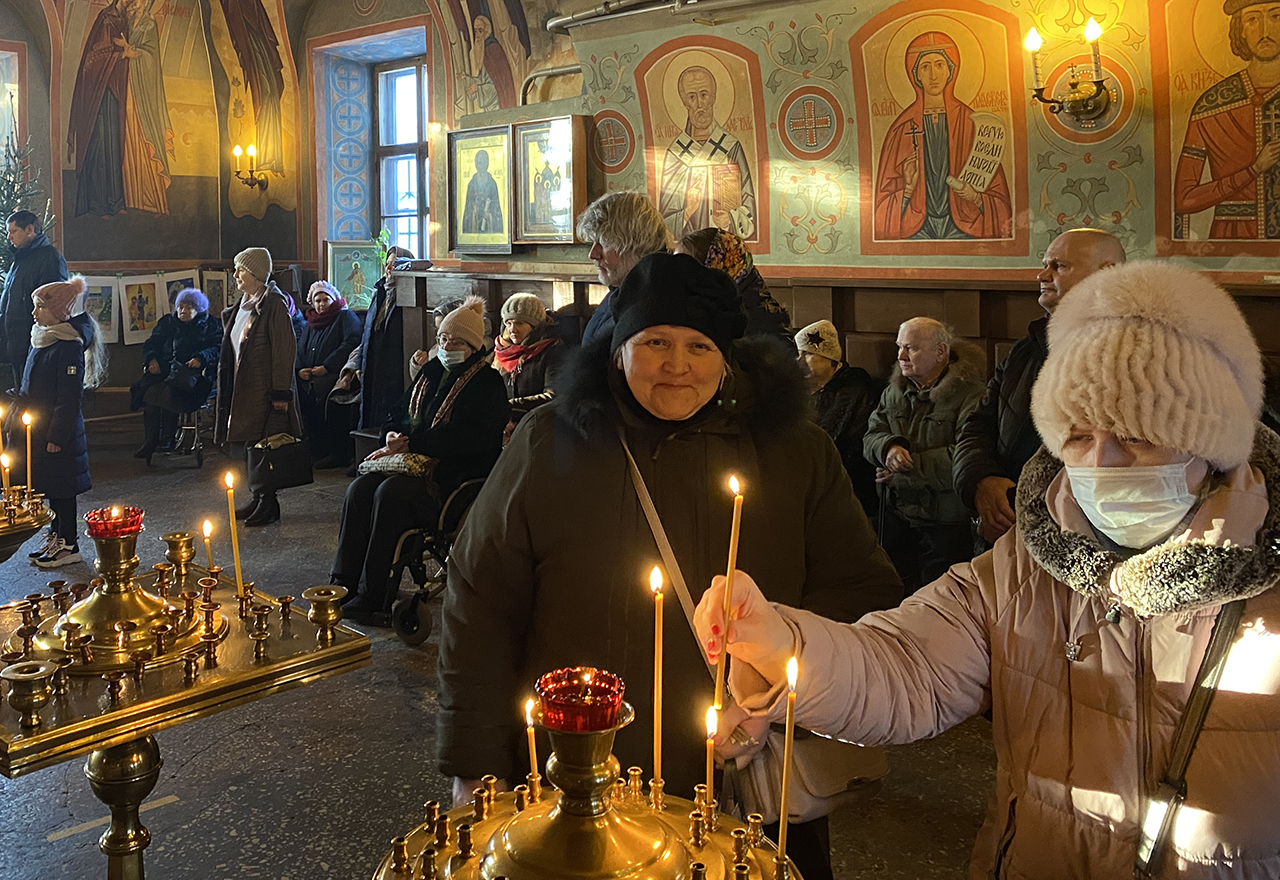 Церковь помощь людям. Церковь помогает людям. Церковь помогает. Помочь храму. Как помогают в церкви людям.