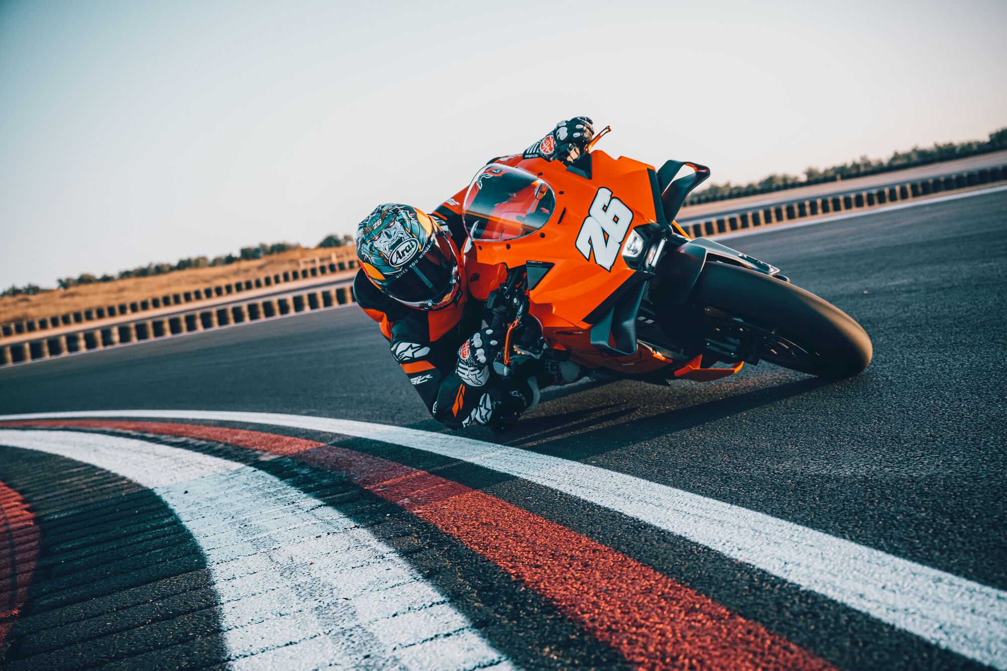 ק.ט.מ מציגה: KTM 990 RC R 2026