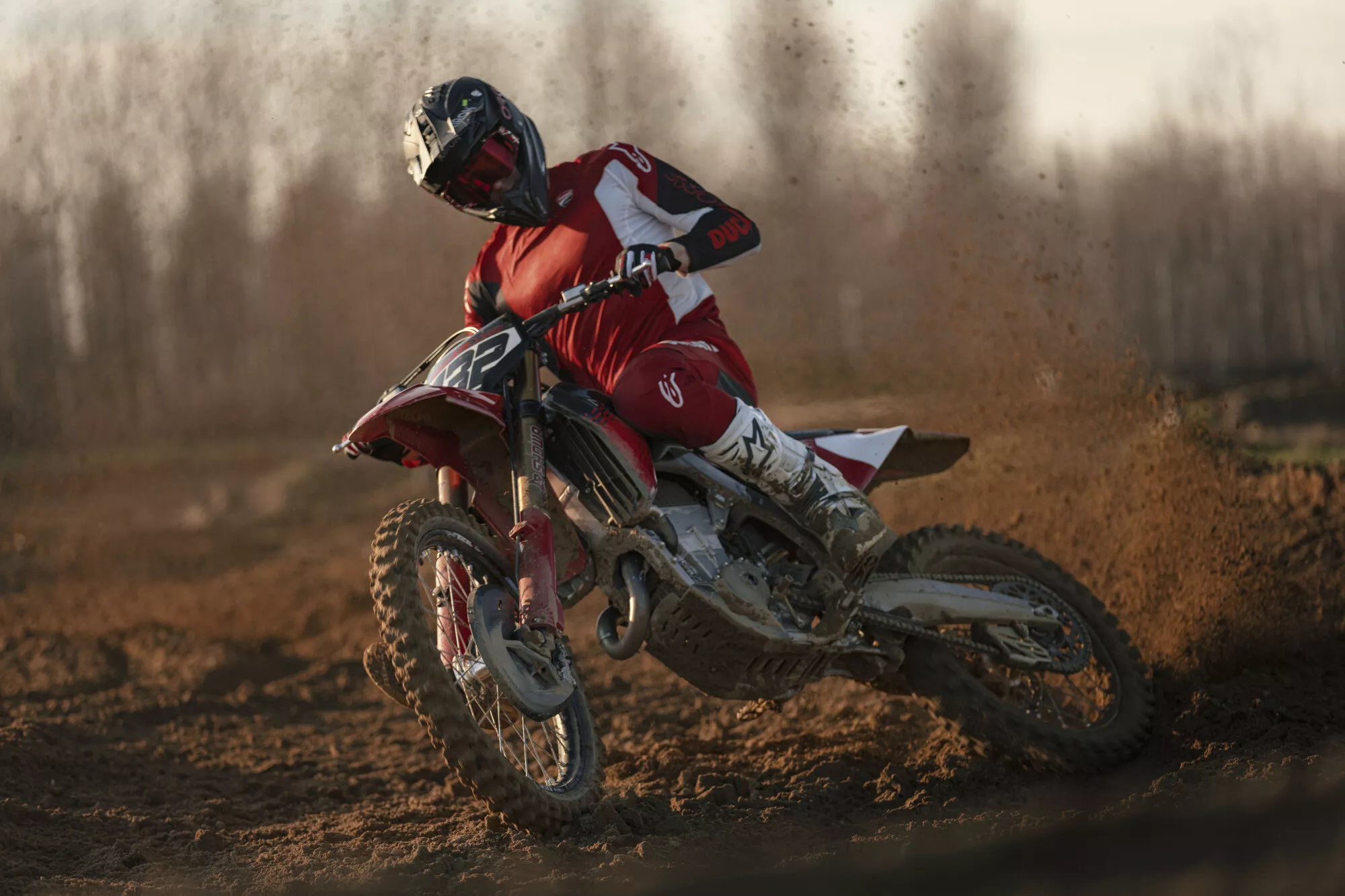 דוקאטי מציגה: דזמו 450MX פקטורי 2026