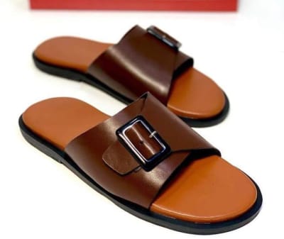 Smooth skinned brown buckle slippers