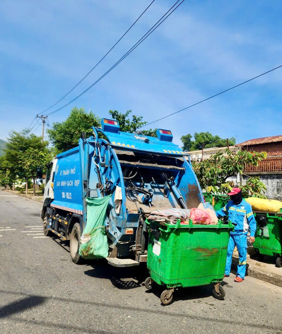 Xe ép rác chuyên dụng vận hành hiệu quả trên các tuyến đường chính tại Hòa Khánh, Liên Chiểu, Hải Vân, góp phần giảm thiểu phương thức thu gom thủ công và ngăn chặn rác thải rơi vãi