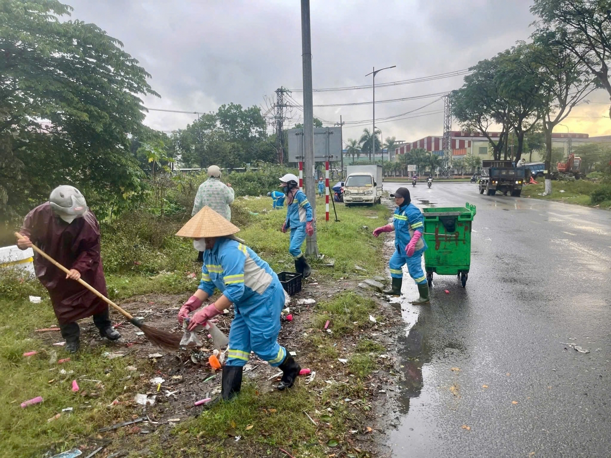 Urenco 15 chủ động phối hợp với các địa phương tổ chức các chiến dịch ra quân dọn vệ sinh tại những khu vực công cộng bị ô nhiễm môi trường