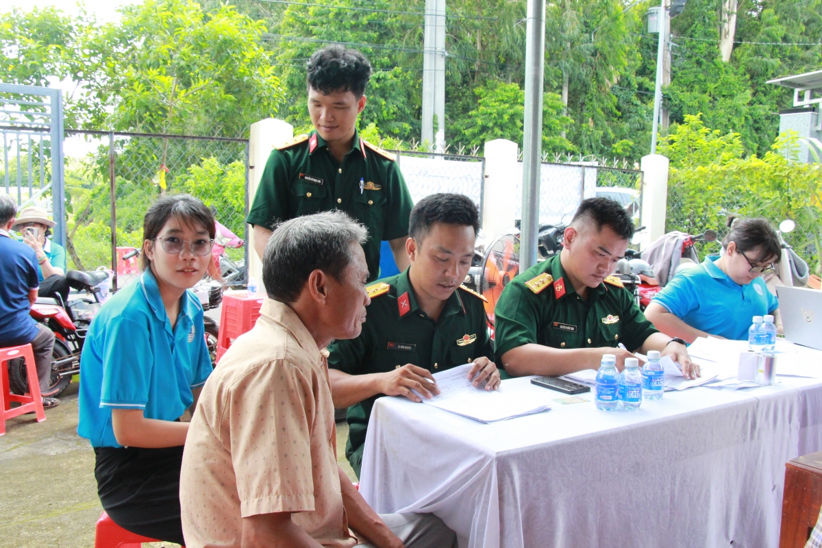 Người dân vùng xa được khám sức khỏe miễn phí Người dân vùng xa được khám sức khỏe miễn phí