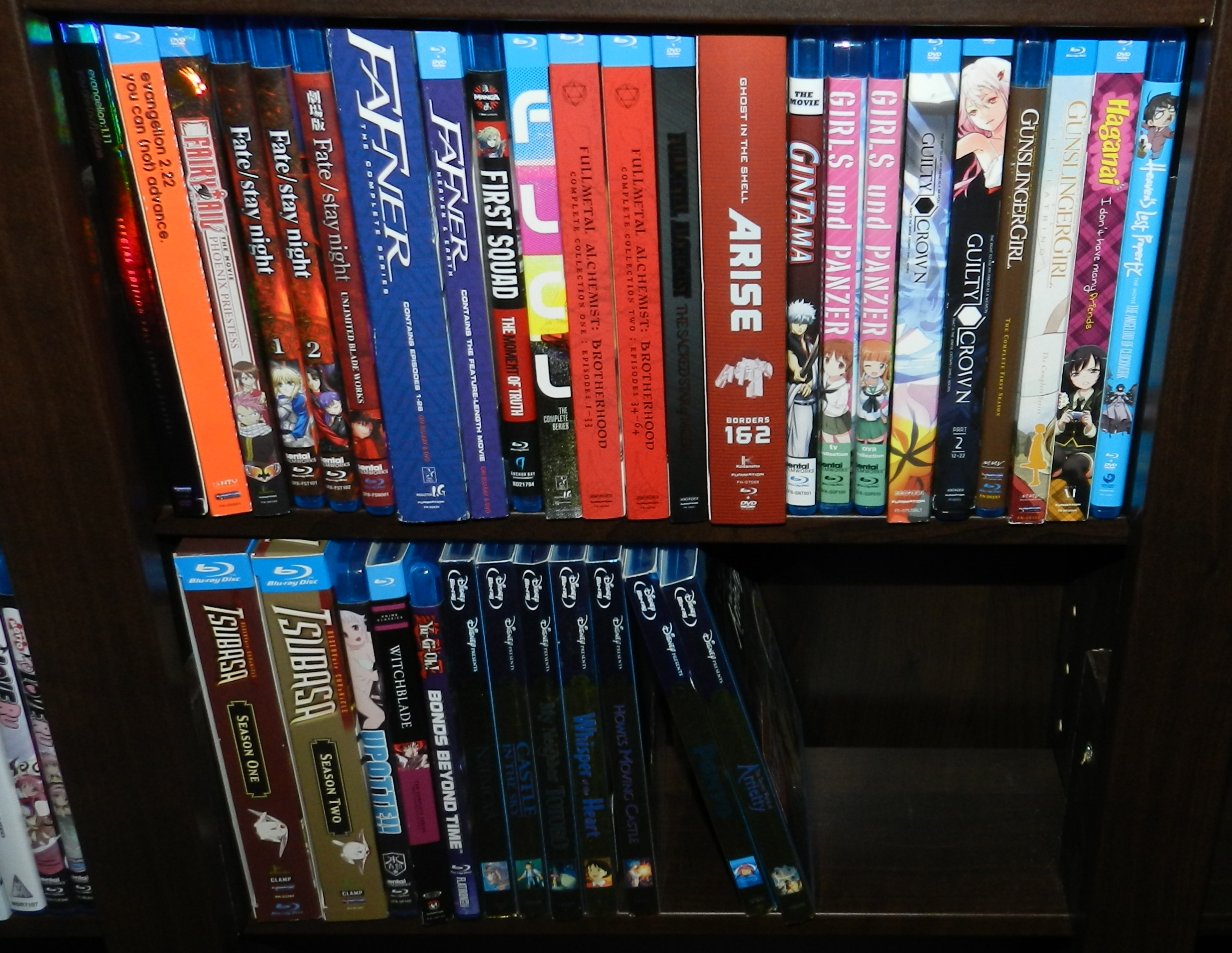 Colección de anime en estantería