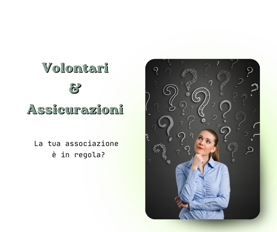 Una donna pensierosa davanti a una lavagna piena di punti interrogativi; testo 'Volontari e assicurazioni. La tua associazione è in regola?'.