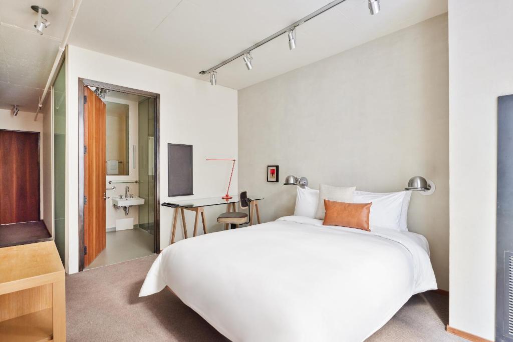 sonder_chambers_7's photo