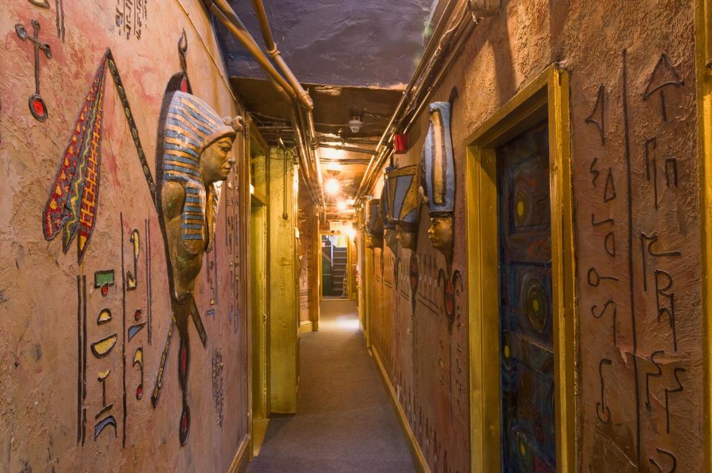 Carlton_arms_15's photo