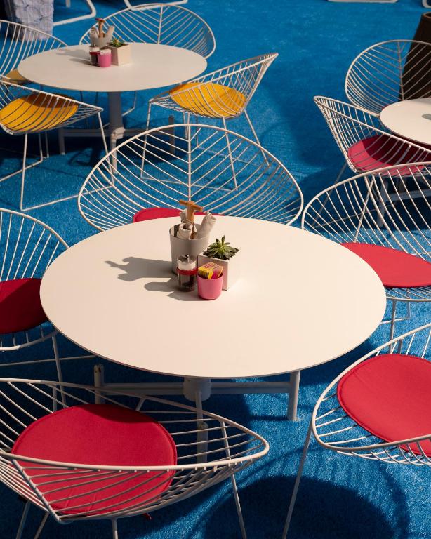 The_standard_high_5's photo