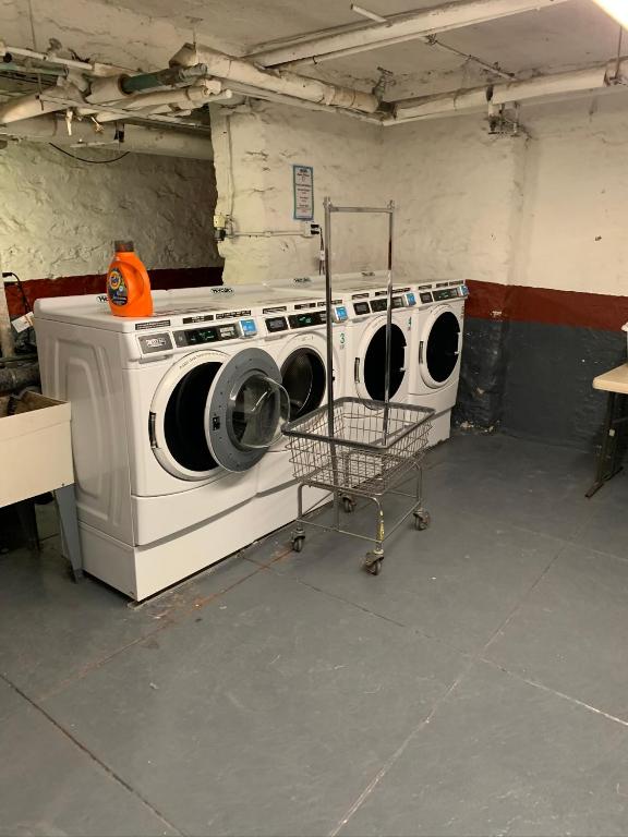 Eclectic_cozy_studio_inwood_1