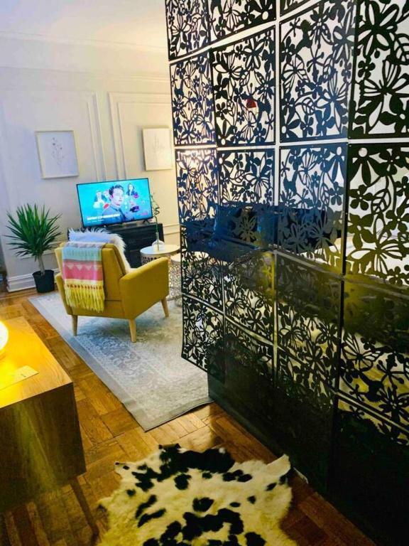 Eclectic_cozy_studio_inwood_42's photo