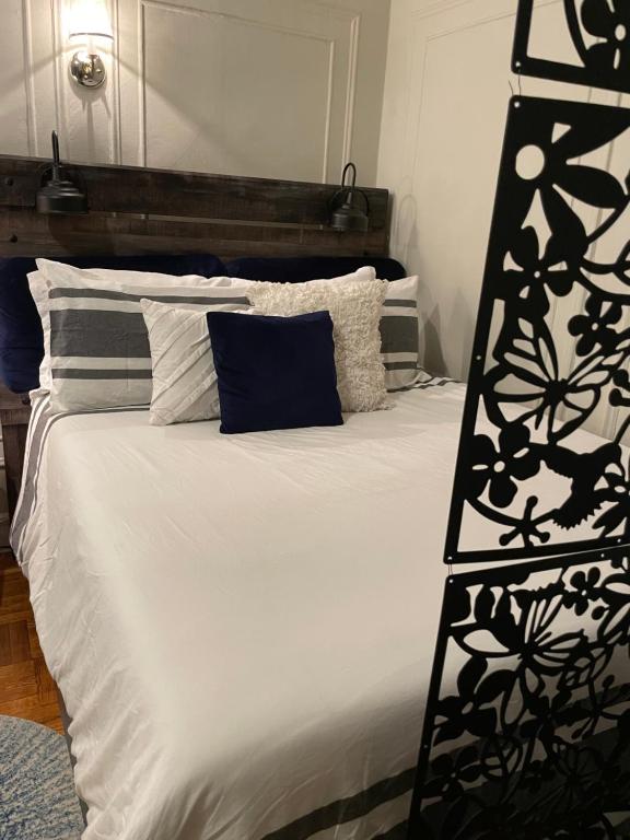 Eclectic_cozy_studio_inwood_5's photo