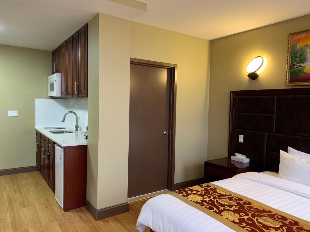 Queens_hotel_40's photo