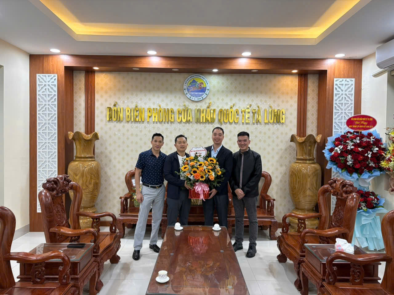 Phu Anh Trading and Transportation Co., Ltd. congratulates the Ta Lung International Border Gate Border Guard Station on December 22