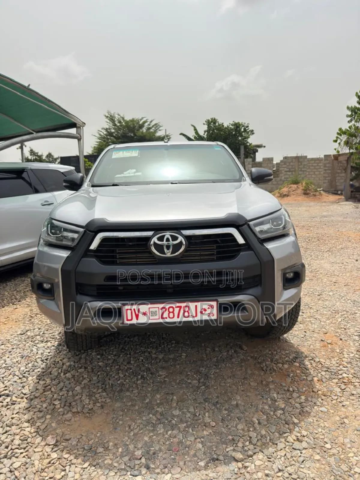 Toyota Hilux 2023 Silver thumbnail 2