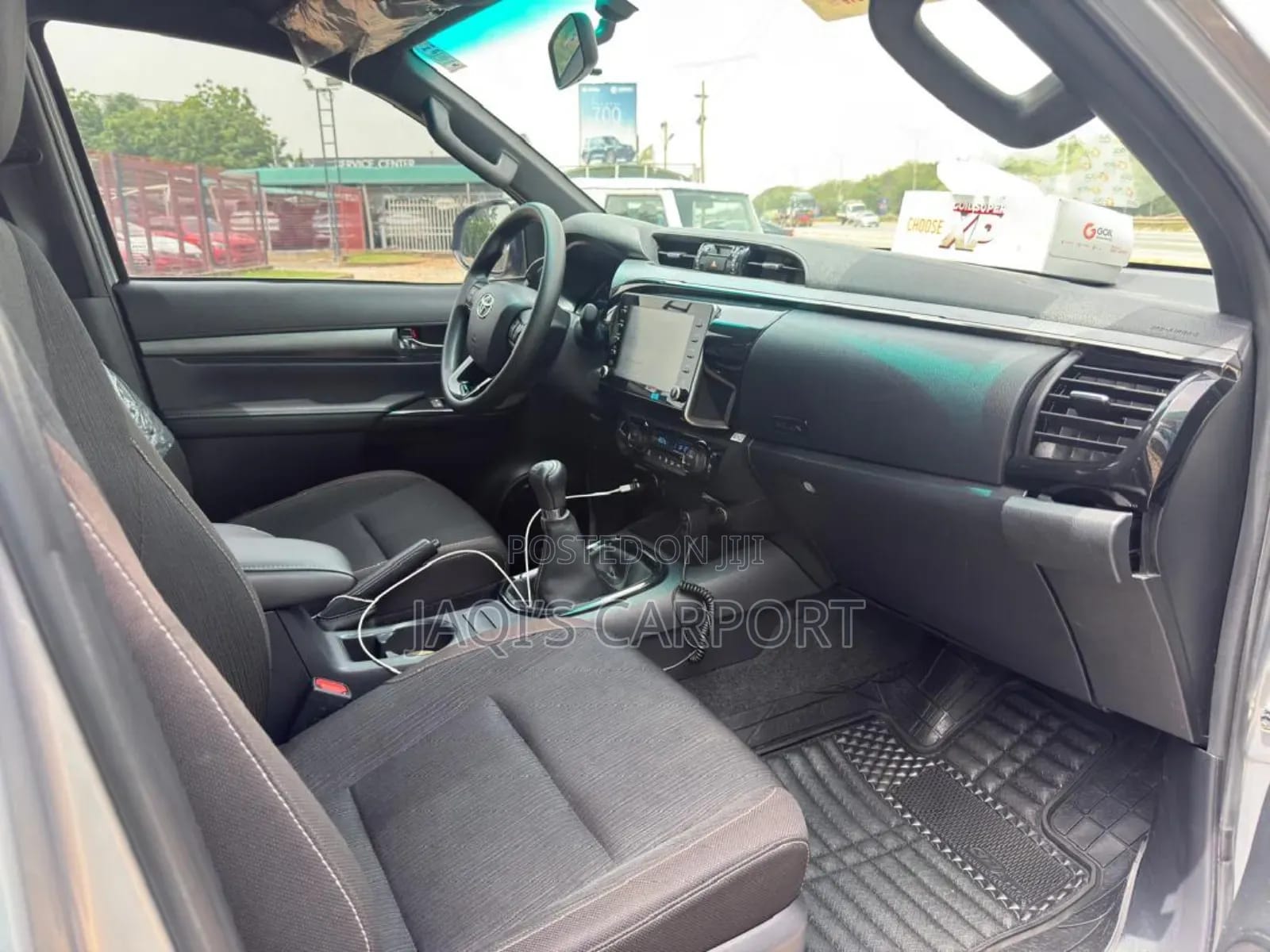 Toyota Hilux 2023 Silver thumbnail 3
