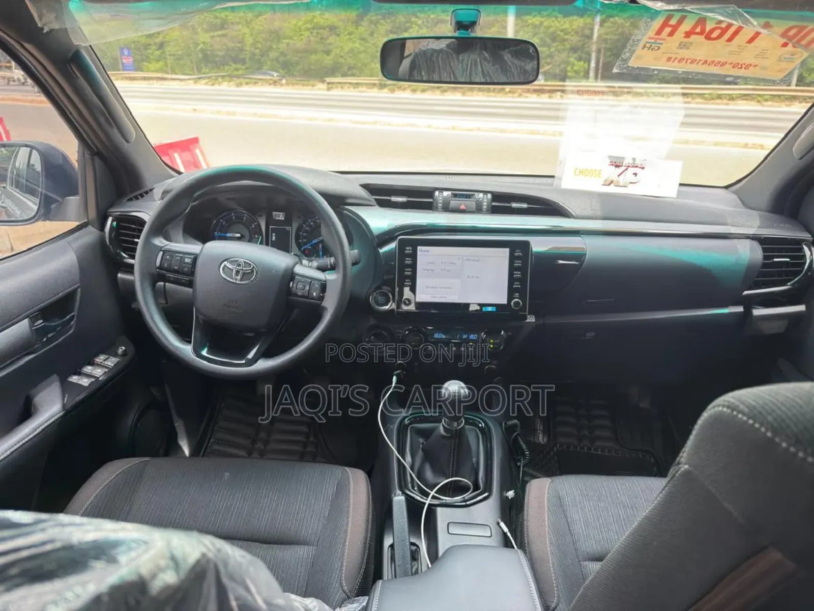 Toyota Hilux 2023 Silver thumbnail 4