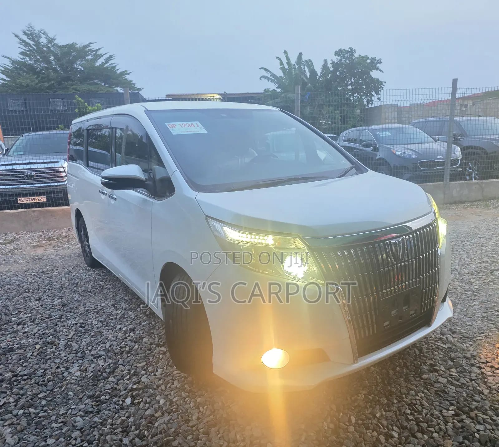 Toyota Voxy 2015 White thumbnail 2