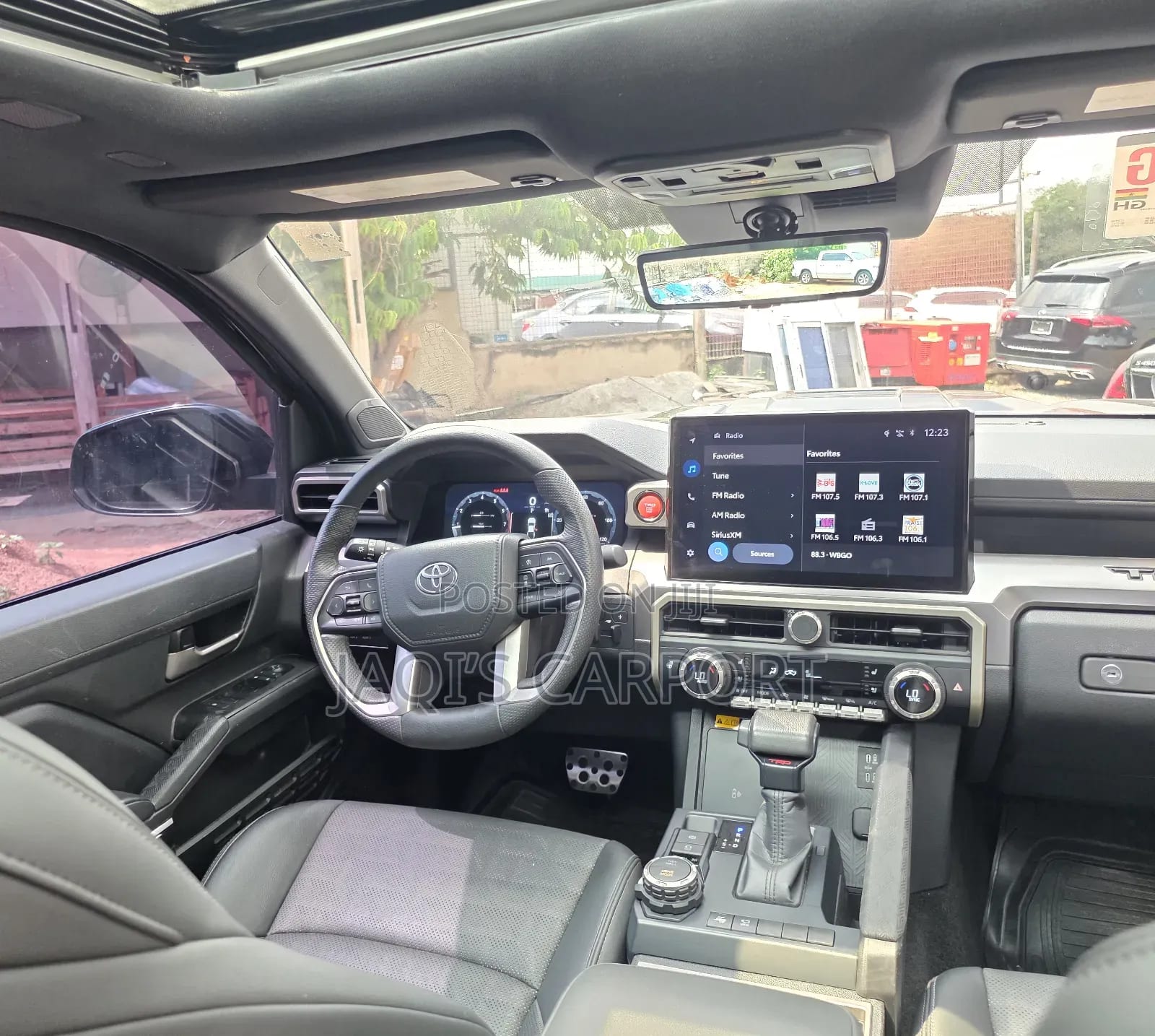 Toyota Tacoma 2024 Black thumbnail 3