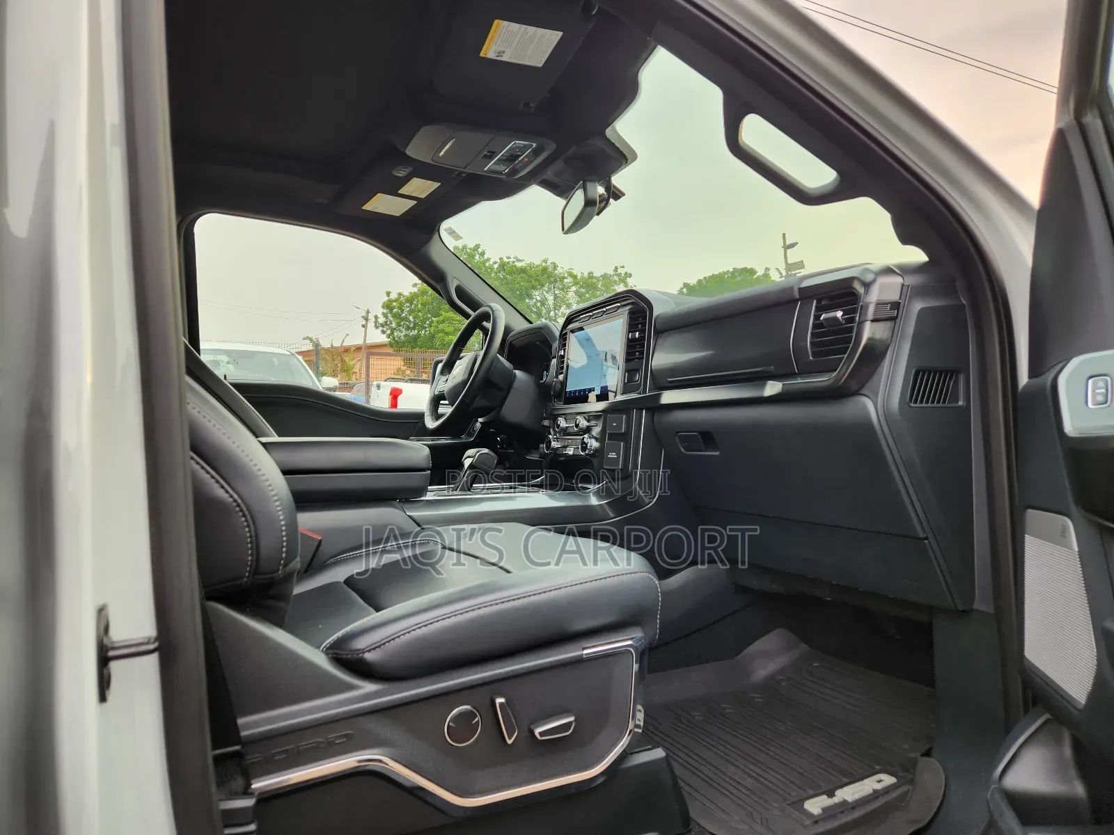 Ford F-150 LARIAT 2023 Silver thumbnail 3