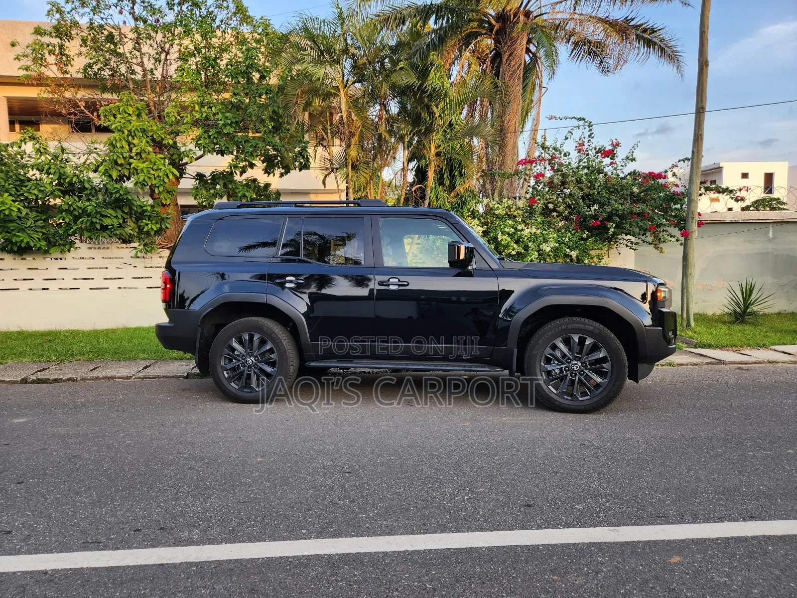 Toyota Land Cruiser Black thumbnail 5