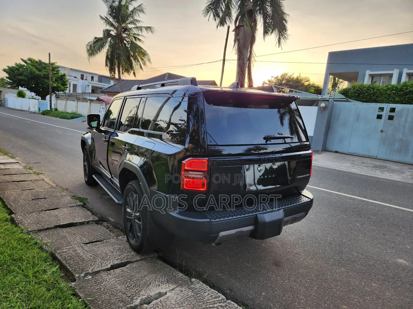 Toyota Land Cruiser Black thumbnail 6