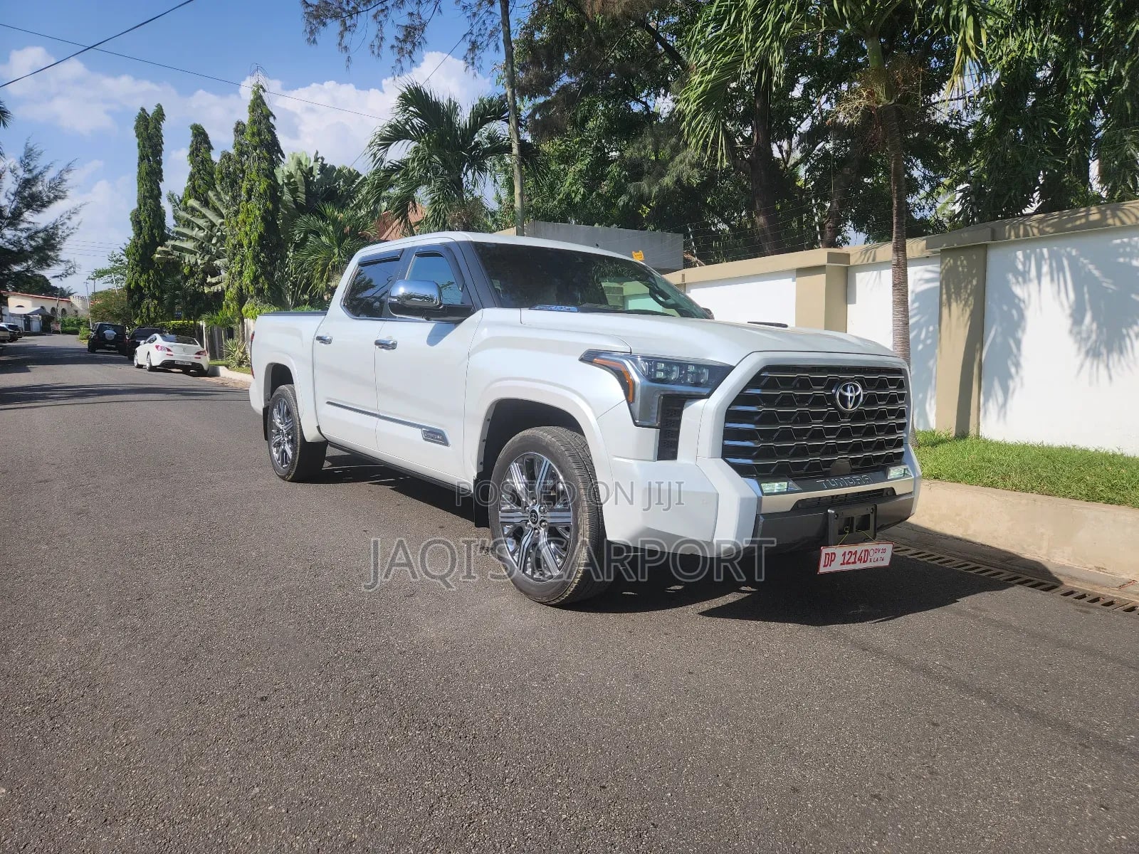 Photo of Toyota Tundra Platinum CrewMax 5.5' Bed White
