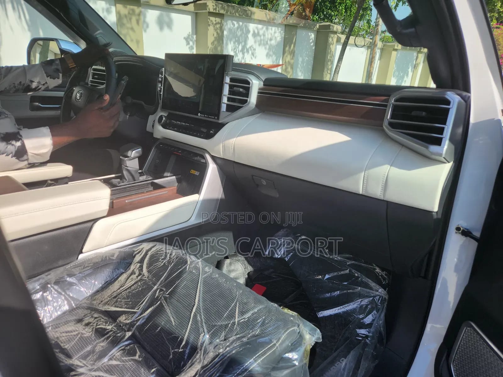 Toyota Tundra Platinum CrewMax 5.5' Bed White thumbnail 5