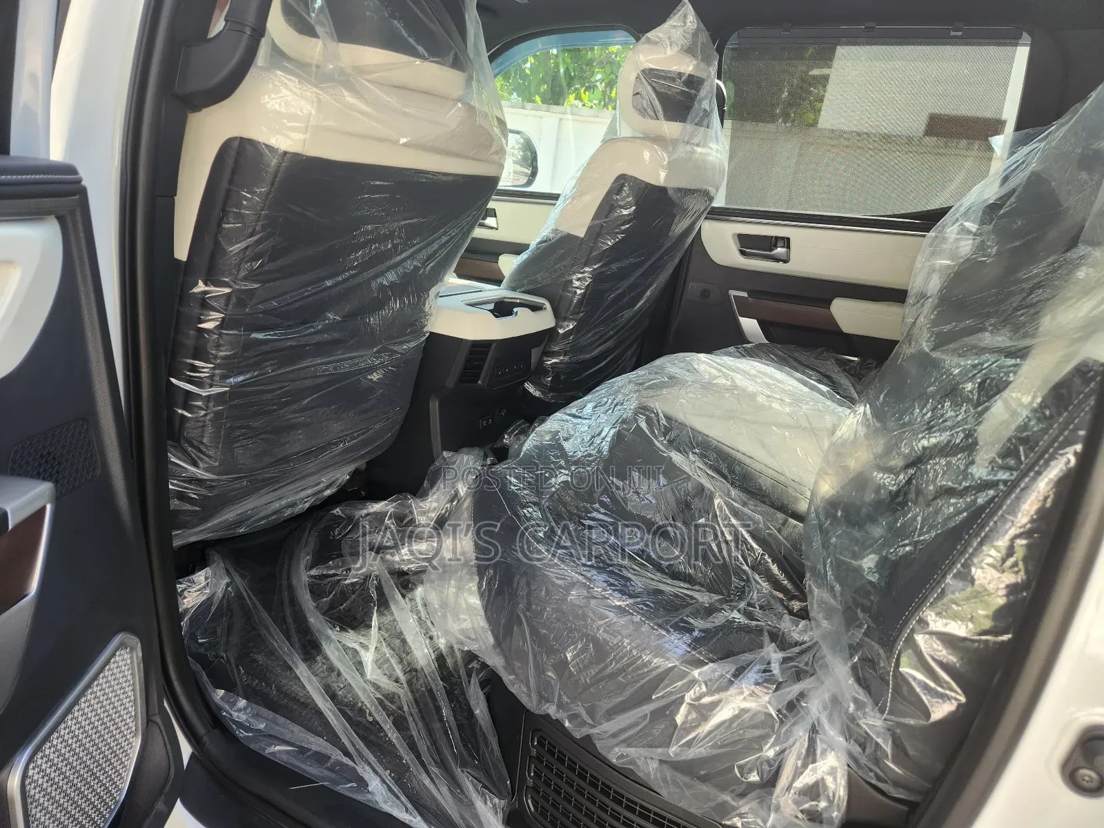 Toyota Tundra Platinum CrewMax 5.5' Bed White thumbnail 6
