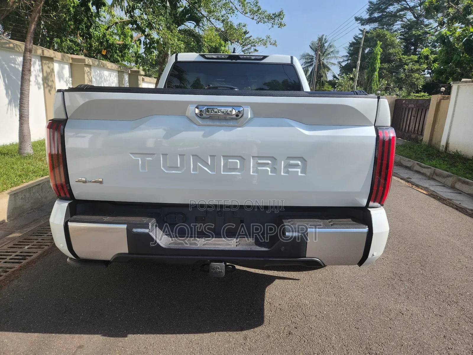 Toyota Tundra Platinum CrewMax 5.5' Bed White thumbnail 8