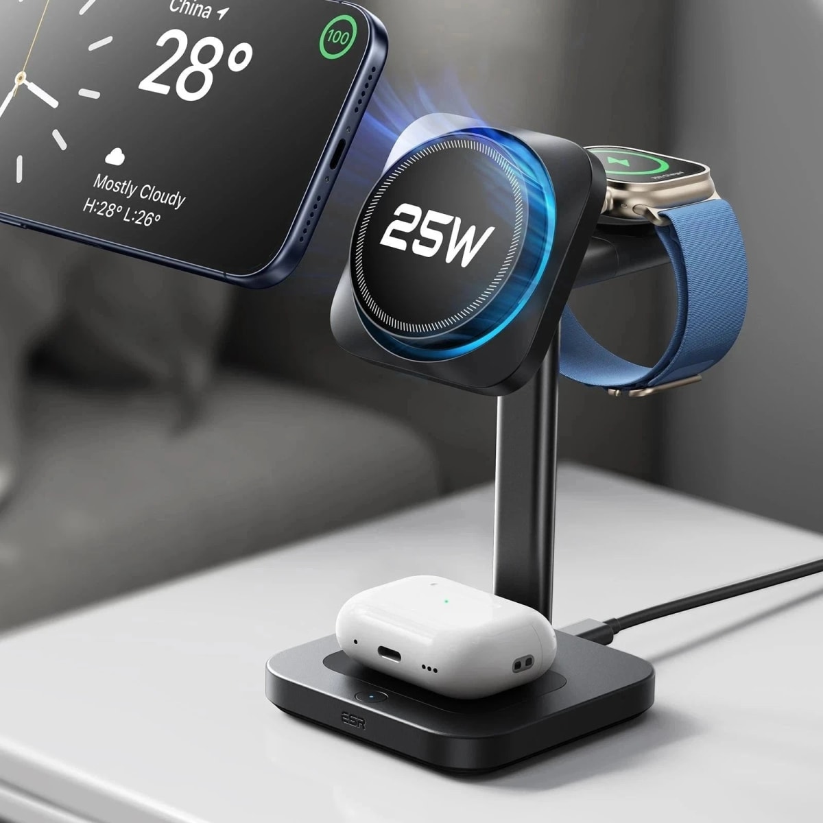 CryoBoost 3-in-1 Magnetic Charging Station (25W, Qi2.2) negra en mesita de noche cargando iPhone, Apple Watch y AirPods a la vez