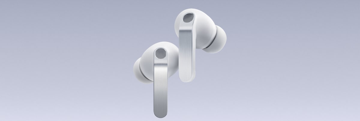 Galaxy Buds4 Pro junto a su estuche de carga